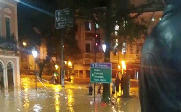 Brésil: le bilan des victimes des inondations à Petropolis de nouveau revu à la hausse