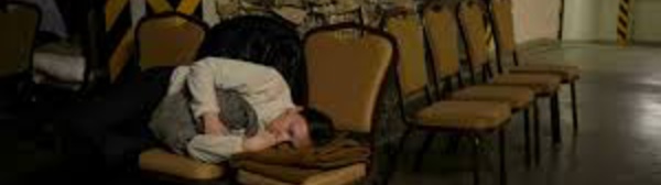 Guerre en Ukraine: Kiev se réveille verrouillée entre combats et couvre-feu