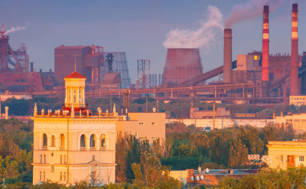 L'armée russe bombarde et prend le contrôle la centrale nucléaire de Zaporijia