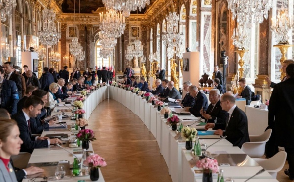 Sommet de Versailles : l'UE propose de doubler son aide militaire à l'Ukraine
