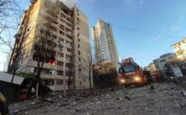 Guerre en Ukraine: plusieurs fortes explosions à Kiev sous couvre-feu