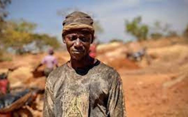 Guinée: près de Kouroussa, les mineurs prennent tous les risques pour de l'or