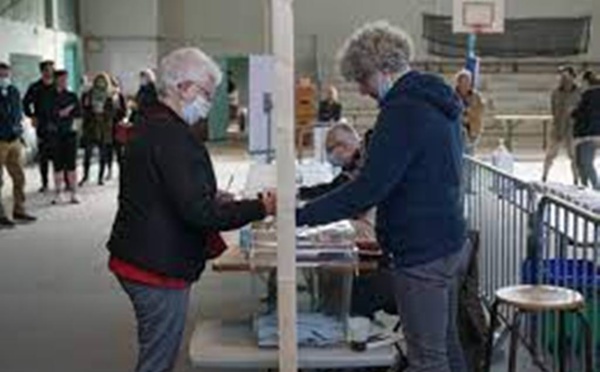 France:  le taux de participation à 25,48 % à midi, en baisse de trois points par rapport à 2017