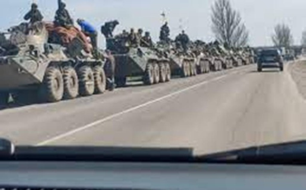 Des images amateur montrent des convois militaires russes se diriger vers le Donbass