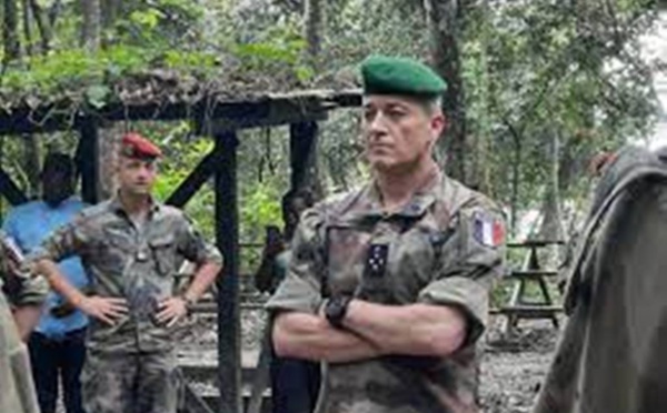 Le chef état-major de l’armée française Thierry Burkhard en visite au Gabon