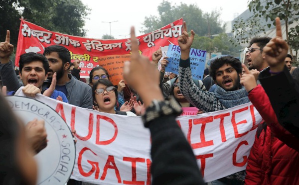 Le Sri Lanka paralysé par une grève nationale, la police tente de disperser les étudiants