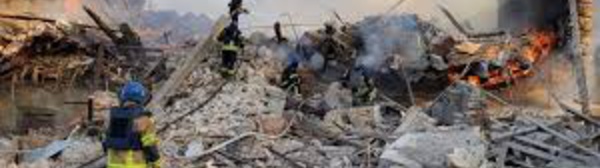 Guerre en Ukraine: une école qui servait d'abri détruite par un bombardement, dans la région de Louhansk