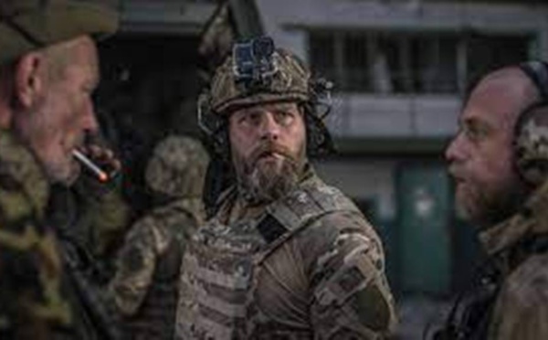 Guerre en Ukraine: Kiev appelle à «tenir le coup» au Donbass où Moscou propose un couloir humanitaire