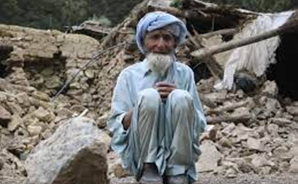 Séisme en Afghanistan : les secouristes s'activent malgré le manque de moyens