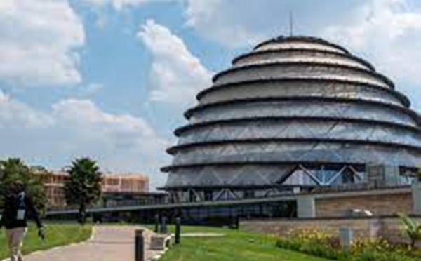 Boris Johnson à Kigali pour le sommet du Commonwealth en pleine polémique sur l’accord migratoire