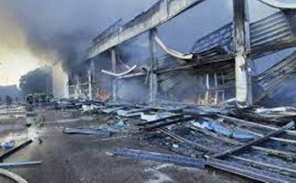 Ukraine: de nombreux civils tués par une frappe russe sur un centre commercial «très fréquenté»