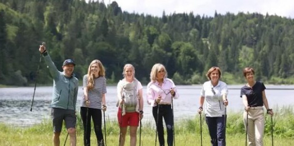 Pourquoi cette photo des Premières dames au G7 fait jaser: “Hors du temps”