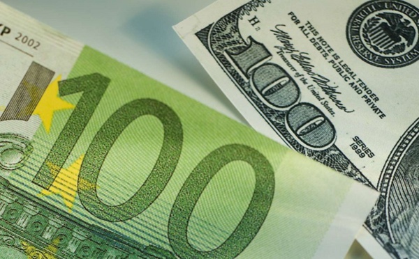 L'Euro est tombé mardi à un dollar, seuil qui n'avait pas été atteint depuis 2002