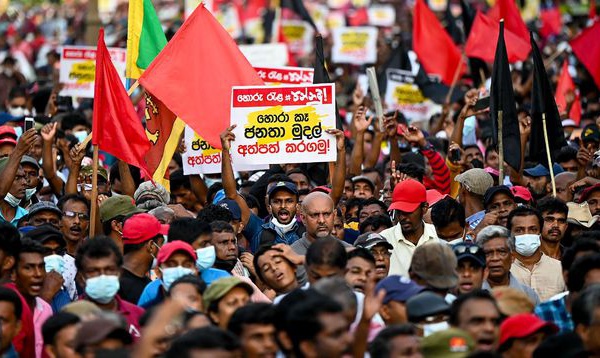 Sri Lanka: la police tire des gaz lacrymogènes sur les manifestants devant les bureaux du Premier ministre