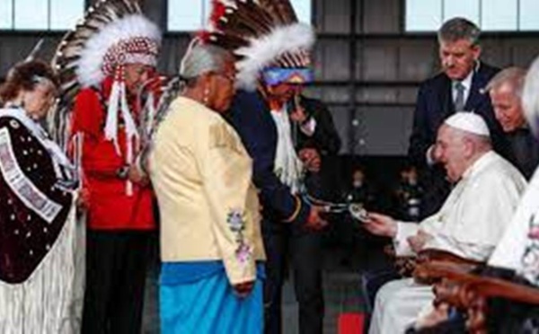 Le Pape en visite auprès des communautés autochtones du Canada: «Je veux plus que des excuses»