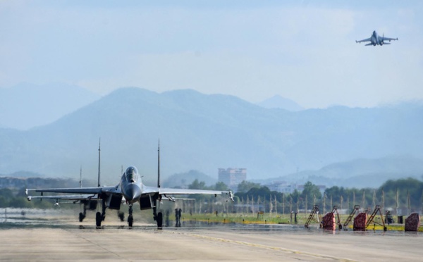 Taïwan affirme que 68 avions et 13 navires de guerre chinois ont franchi vendredi la ligne médiane du détroit