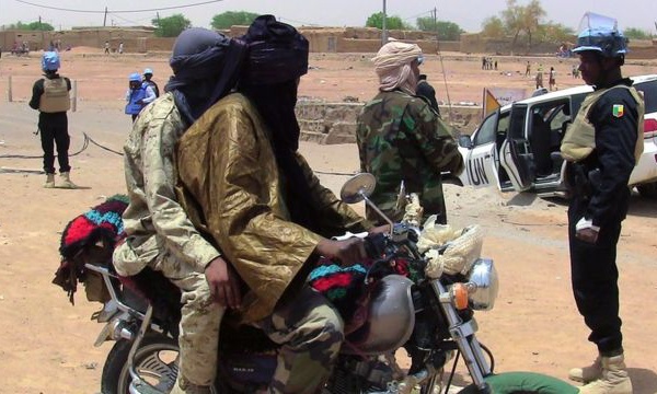 Mali: 17 soldats et 4 civils tués, 9 militaires portés disparus