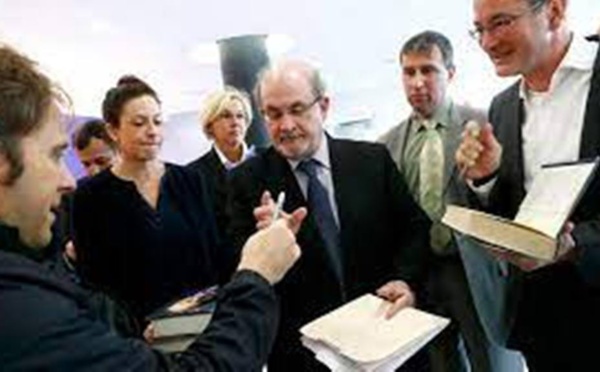 La vie de Salman Rushdie n’est plus en danger, l’assaillant présenté à une juge
