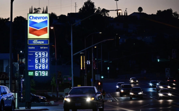 La consommation se maintient aux Etats-Unis, profite de la baisse des prix de l'essence