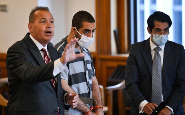 Le suspect de l'attaque contre Salman Rushdie plaide non coupable de tentative de meurtre