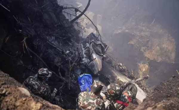 Un avion s’écrase au Népal: le bilan s’alourdit à 67 morts