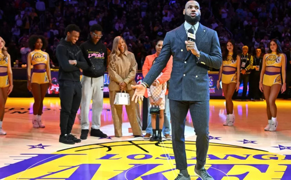Les Lakers célèbrent LeBron James, le meilleur marqueur de l’histoire