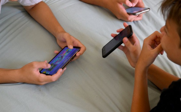 Réseaux sociaux: les députés français votent un accord parental obligatoire pour les moins de 15 ans