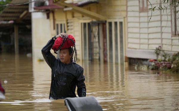 Malaisie: au moins quatre morts dans des inondations et des dizaines de milliers d'évacués