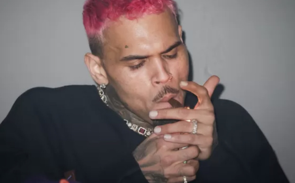 Chris Brown surpris en train de fumer en boîte à Bruxelles: un p-v pourrait lui être envoyé