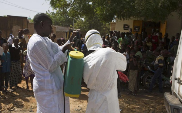 Ebola: deux nouveaux décès et un médecin en soins intensifs au Mali