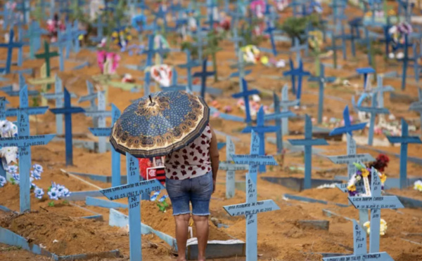 Trois ans après l'apparition du Covid, le Brésil passe le cap des 700.000 morts