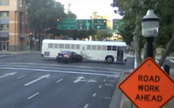 Une Tesla percute un bus pénitentiaire en Californie, au moins 19 blessés