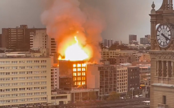 Sydney: un immeuble de sept étages en feu, l'incendie s'étend à d'autres bâtiments