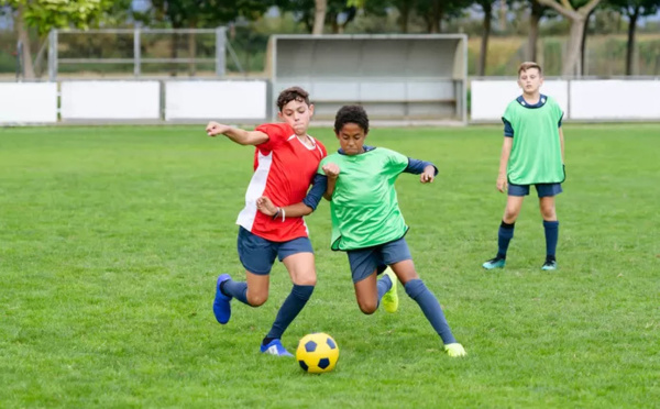 Un jeune footballeur de 15 ans entre la vie et la mort après une bagarre générale
