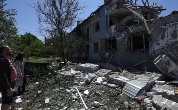 Une enfant tuée et plusieurs blessés après une attaque aérienne à Dnipro en Ukraine