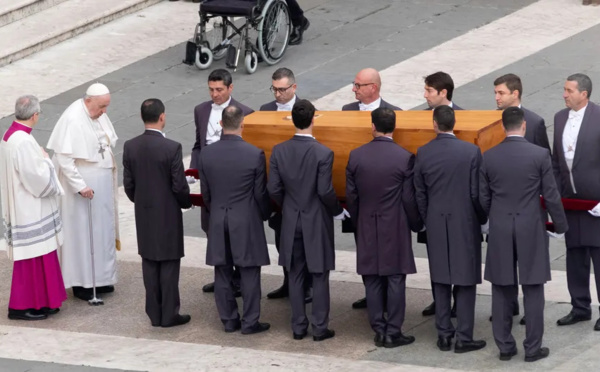 Mort de Benoît XVI : pourquoi le pape émérite est enterré dans la première tombe de Jean-Paul II