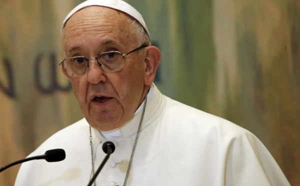 Le pape va être opéré pour un risque d'occlusion intestinale, annonce le Vatican
