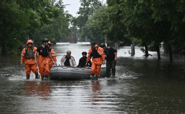 Ukraine: trois morts et 10 blessés dans le bombardement d'un bateau d'évacués des inondations