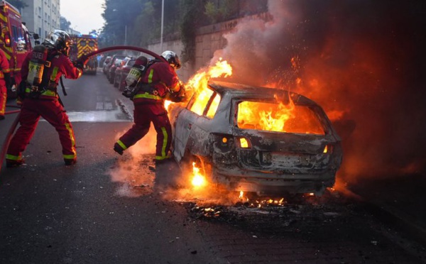 France: un jeune de 17 ans tué après un refus d'obtempérer, un policier en garde à vue, nuit de colère à Nanterre