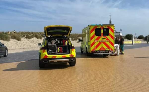 Un enfant extrait d'un puits sur la plage de Nieuport