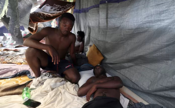 “Frappés, volés, laissés à la dérive”: des “abus graves” des forces sécuritaires tunisiennes contre les migrants africains
