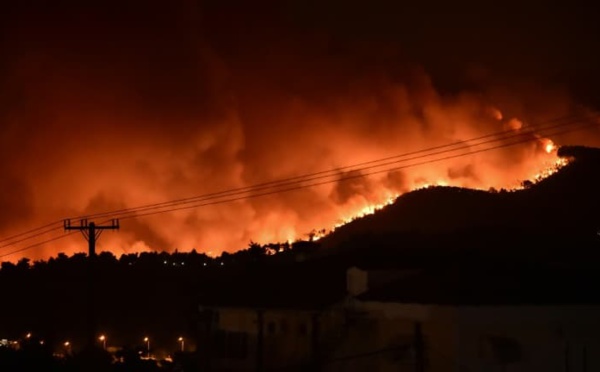 Incendies: près de 2 500 personnes évacuées sur l'île grecque de Corfou dans la nuit (pompiers)