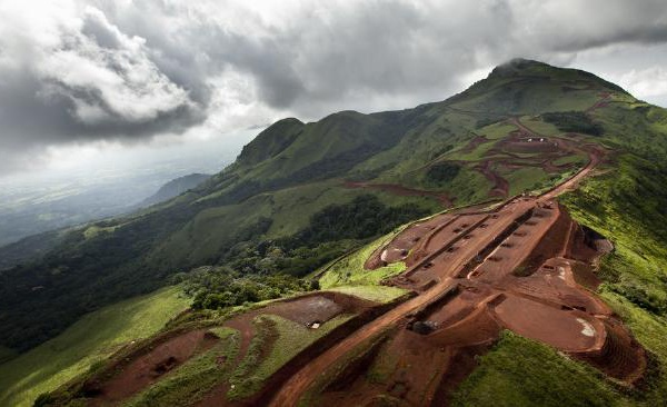 Guinée: accords signés pour la construction d'infrastructures d'un important gisement de fer