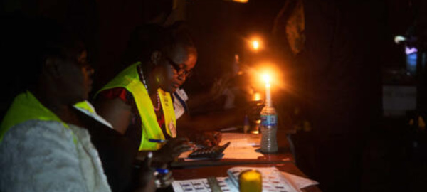 Les élections au Zimbabwe prolongées d’une journée dû à des retards, l’opposition crie à la fraude