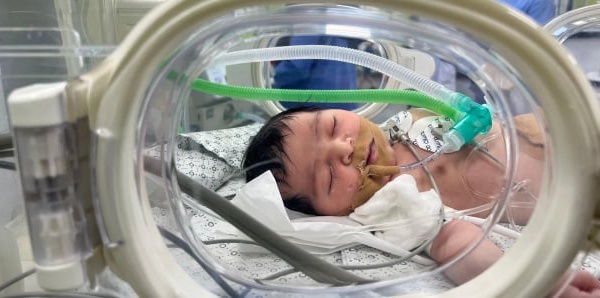 Conflit israélo-palestinien : A Gaza, Mecca, le bébé miracle né d’une césarienne après la mort de sa mère