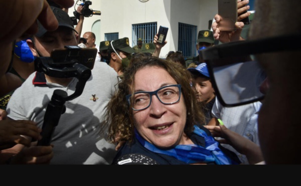 Algérie : l’opposante Amira Bouraoui condamnée par contumace à 10 ans de prison