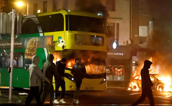 En Irlande, de violents heurts imputés à l'extrême droite à Dublin après une attaque au couteau