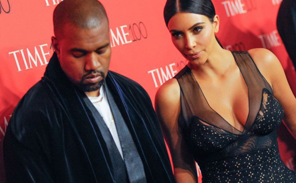 PHOTOS Kanye West et Kim Karda­shian : une femme tombe à leurs pieds, ils restent impas­sibles
