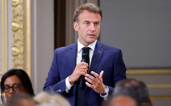 La loi sur l'immigration est "un bouclier qui nous manquait", dit Emmanuel Macron