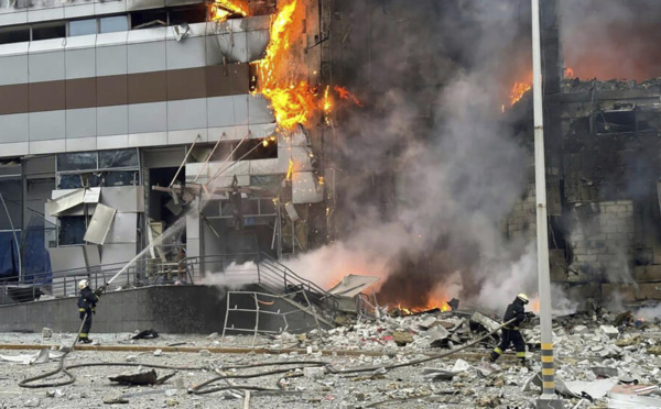 Au moins un mort et 15 blessés après les frappes russes sur Kiev et Kharkiv, annonce l'Ukraine